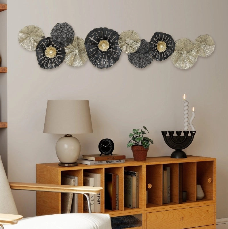 Decorazione da parete in metallo nero e oro 134 x 29 cm, stile moderno