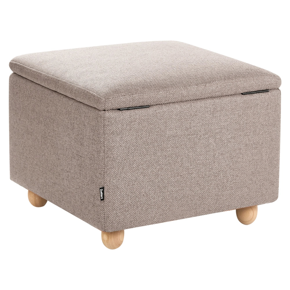 Pouf contenitore in tessuto beige con finitura idrorepellente. Poggiapiedi imbottito con contenitore e seduta per ingresso.