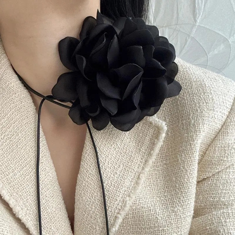 Collana girocollo con fiori e perline, realizzata a mano: stile vintage bianco e nero