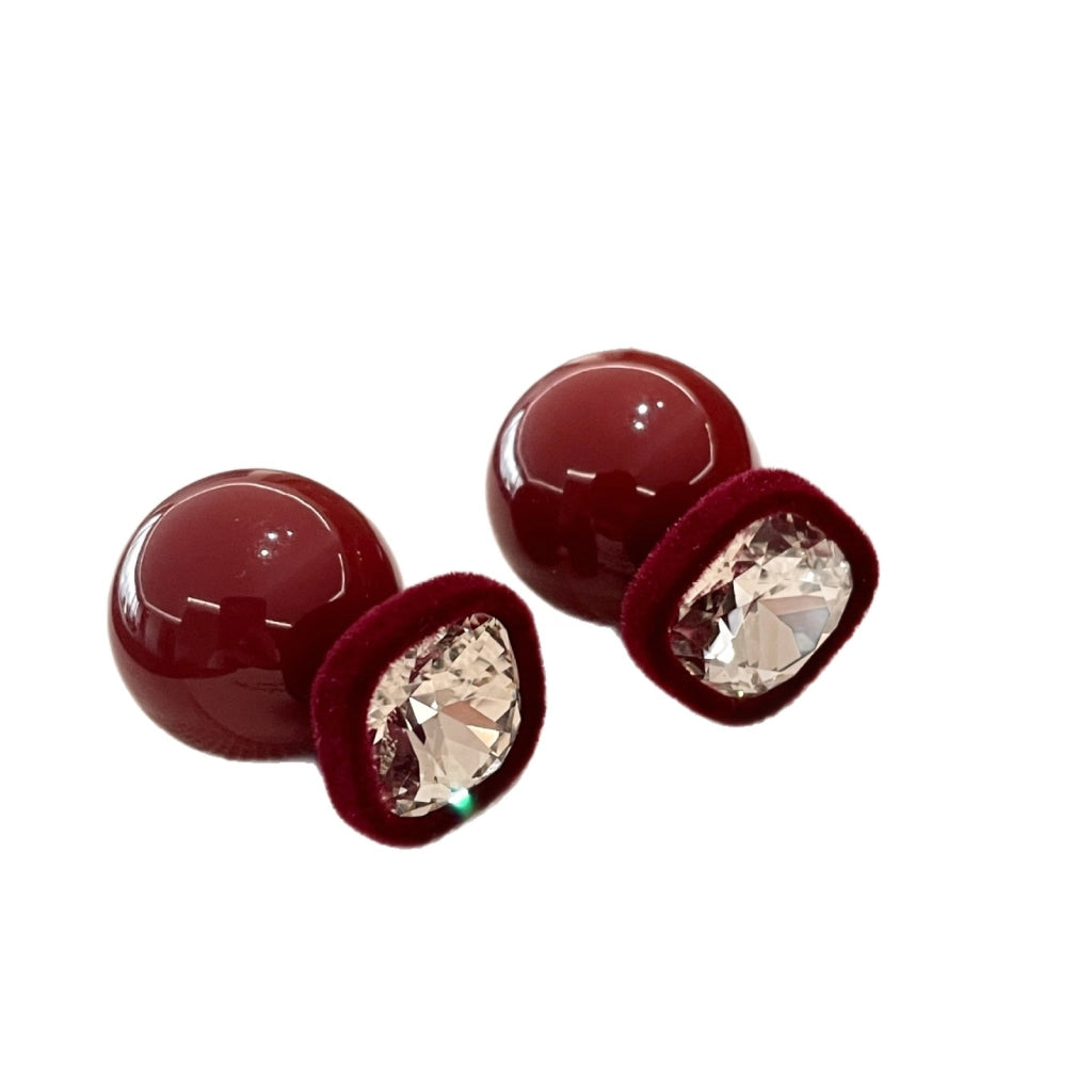 Orecchini quadrati con perle e zirconi rossi floccati, da indossare sia sul davanti che sul retro.