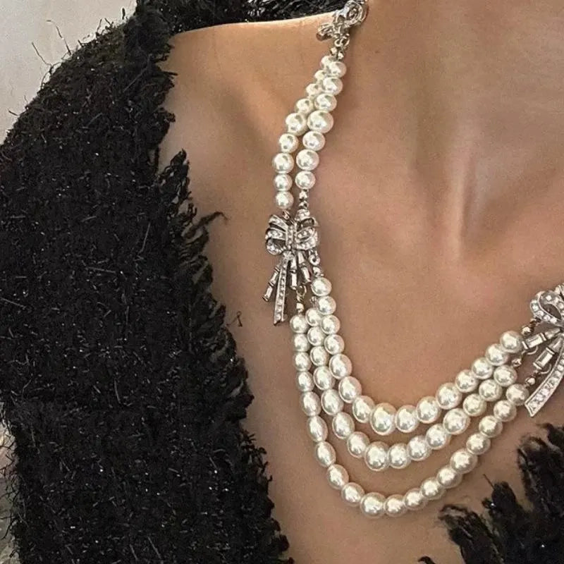 Collana con fiocco di perle fatta a mano: ciondolo vintage multistrato con diamanti