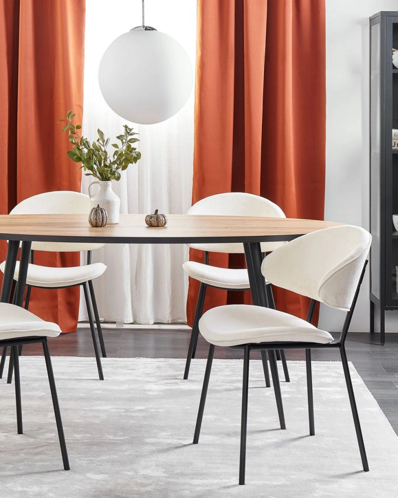 Set di 2 sedie da pranzo con sedile imbottito in tessuto crema senza braccioli schienale curvo stile moderno