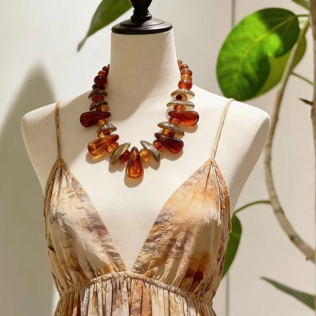 Collana di perline di resina d'ambra dalla forma irregolare