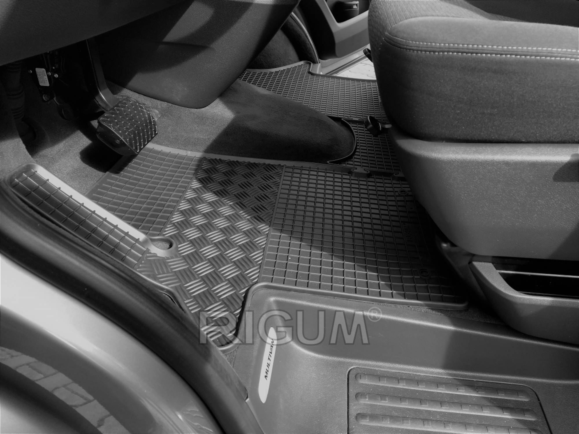 RIGUM905755 - Tappeti in gomma per VW T5 2003-2015, T6 2015-2019 Transporter/Caravelle/Multivan 2 posti + TUNEL (4 pezzi