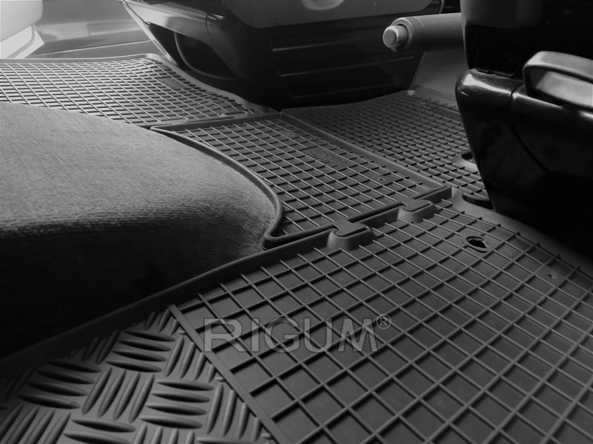 RIGUM905755 - Tappeti in gomma per VW T5 2003-2015, T6 2015-2019 Transporter/Caravelle/Multivan 2 posti + TUNEL (4 pezzi