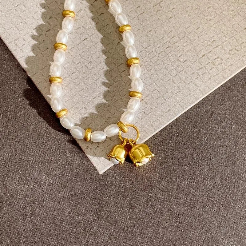 Collana fatta a mano con orchidea dorata e perle, regalo di Natale o di compleanno.