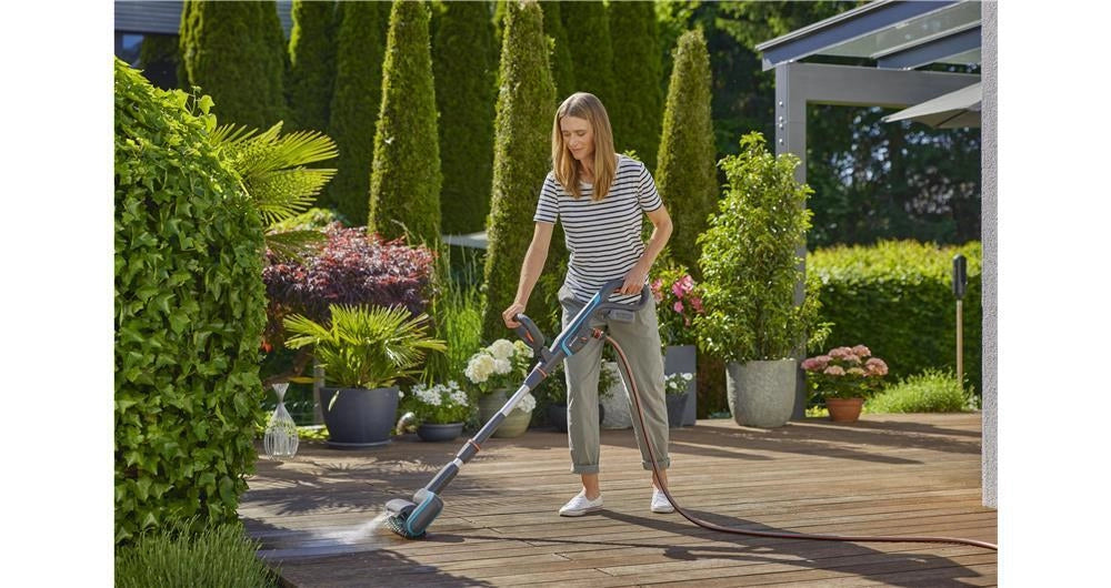 Gardena 14842-20 AquaBrush Universal Dispositivo di Pulizia Elettrico per Patio Alimentazione Batteria 18 V Capacita' 2,5 Ah Colore Verde Grigio Arancione