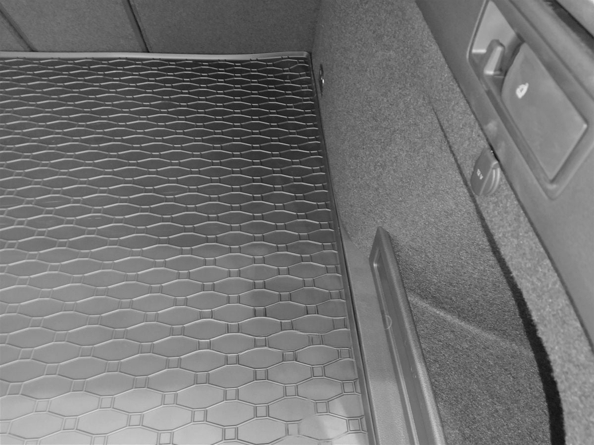 55B-437003 - Tappeto gomma baule - Volkswagen Passat B8 Variant dal 2014-09/2019, Restyling 09/2019-