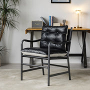 Poltrona accent mid-century moderna in pelle nera con struttura in metallo e braccioli