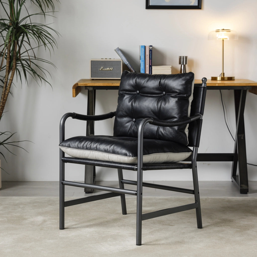 Poltrona accent mid-century moderna in pelle nera con struttura in metallo e braccioli