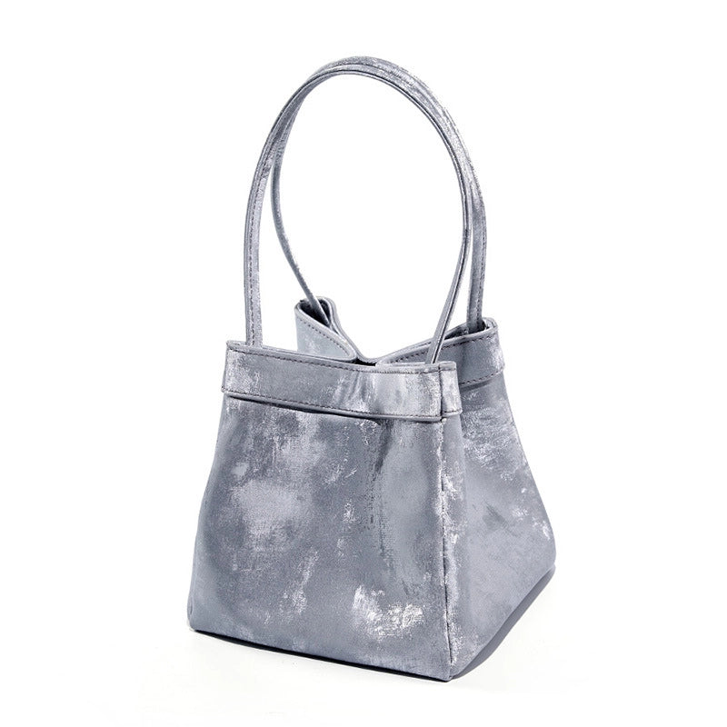 Borsa a tracolla da donna in vera pelle, colore argento.