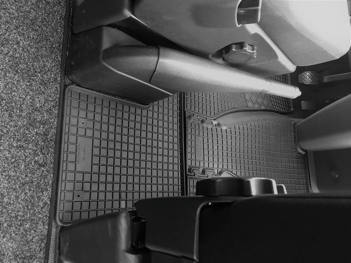 RIGUM905274 - Tappeti in Gomma per VW T6.1 Transporter-Caravelle/Multivan 2 e 3 posti dal 2019 al 2021 + TUNNEL