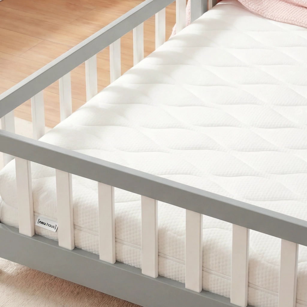Letto per Cameretta Treviolo a Forma di Casetta in Stile Montessori con Materasso 140x200 cm - Grigio Chiaro/Bianco [en.casa]