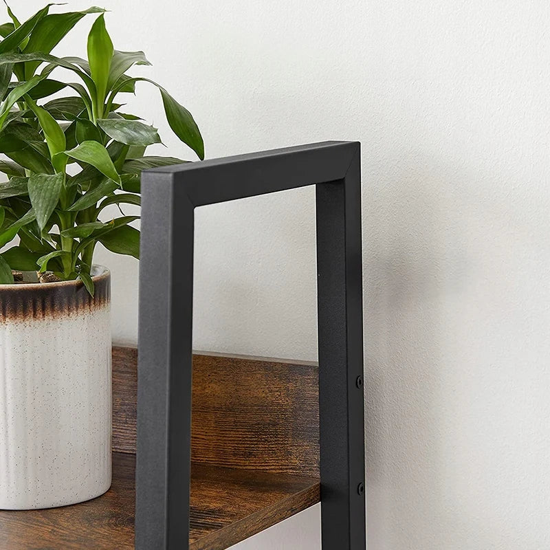 Scaffale nero da 170 cm di altezza, in metallo e materiale ligneo, funzionale e salvaspazio.