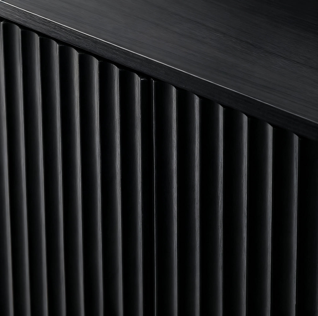 Credenza 150x40x70,5 cm a 4 ante in MDF nero con pannelli ondulati