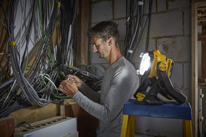 Stanley FatMax SFMCL030B –Lampada LED 18V compatta e potente per piattaforma V20