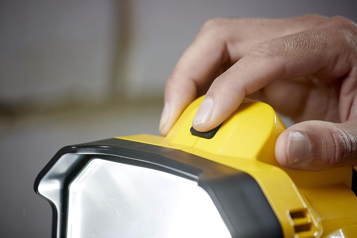 Stanley FatMax SFMCL030B –Lampada LED 18V compatta e potente per piattaforma V20