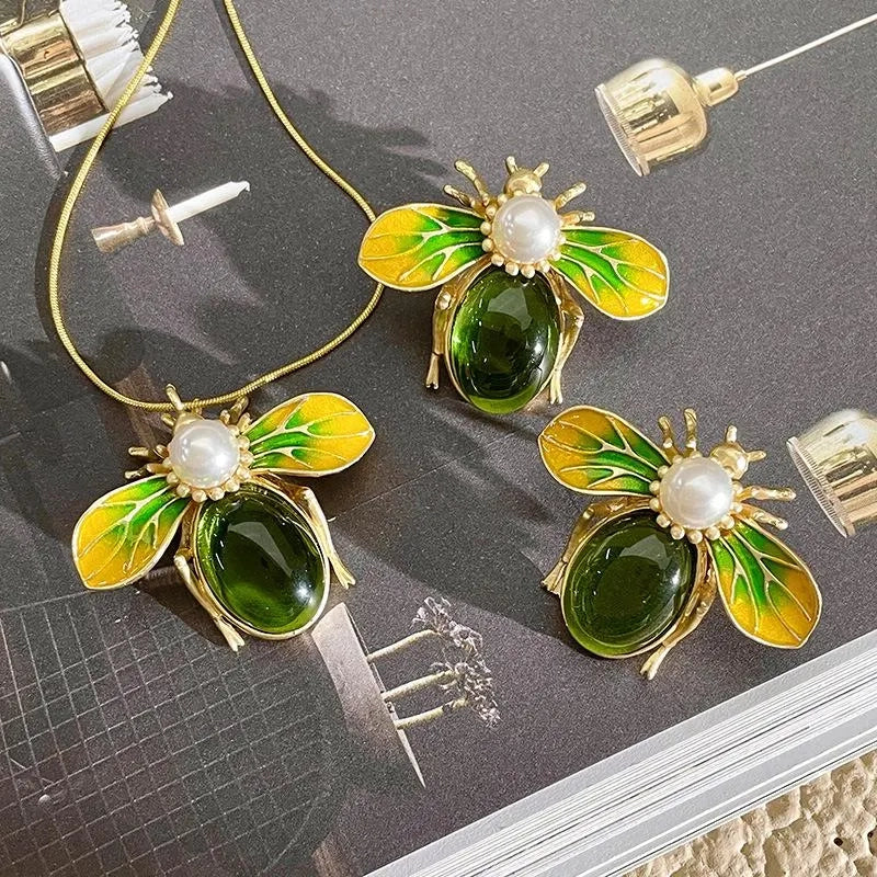 Set vintage di collana e orecchini con ape e perle verdi: gioielli realizzati a mano con perline.