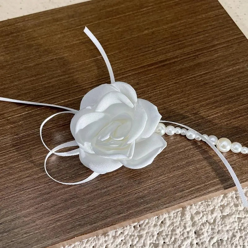 Collana girocollo vintage fatta a mano con rosa bianca, fiocco e perle, regalo di Natale o compleanno.