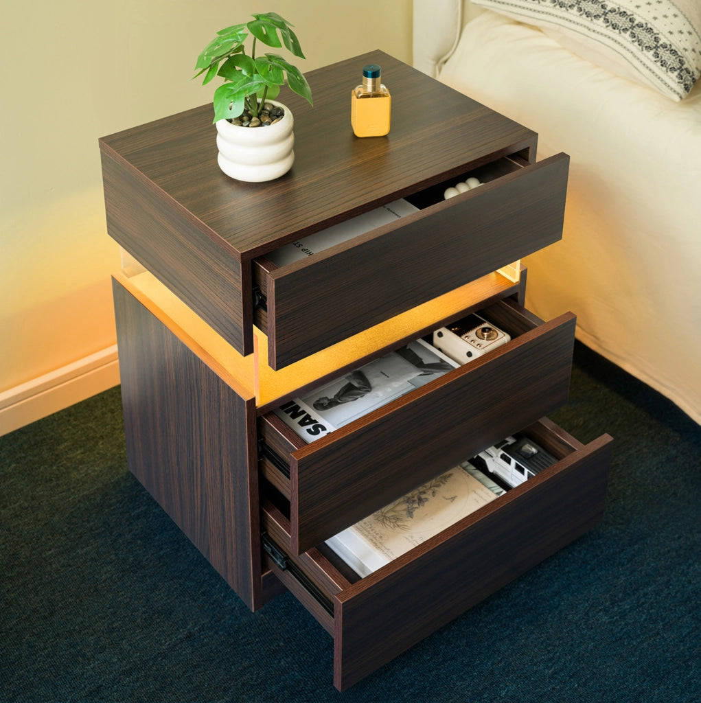 Comodino 60x46x22 cm con 3 cassetti e luce RGB; legno ingegnerizzato; noce