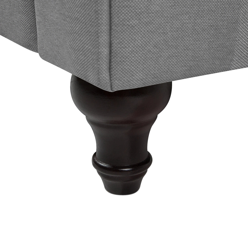 Divano Chesterfield Rivestimento in Tessuto Grigio Chiaro Gambe in Legno Scuro 3 Posti Contemporaneo