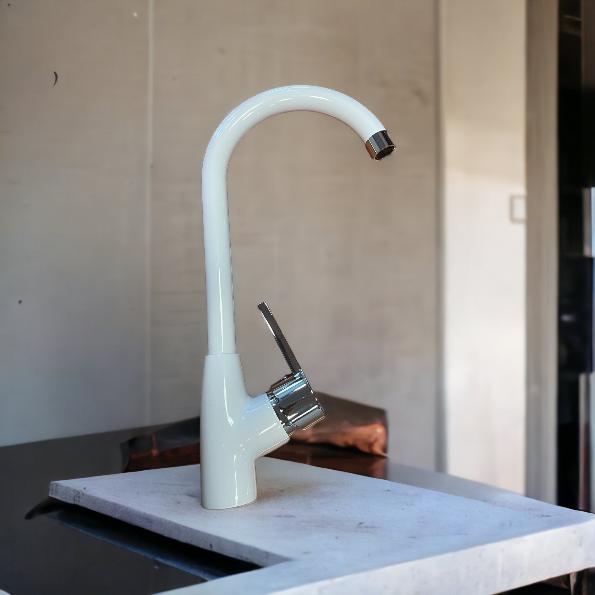 Miscelatore per cucina bianco lucido