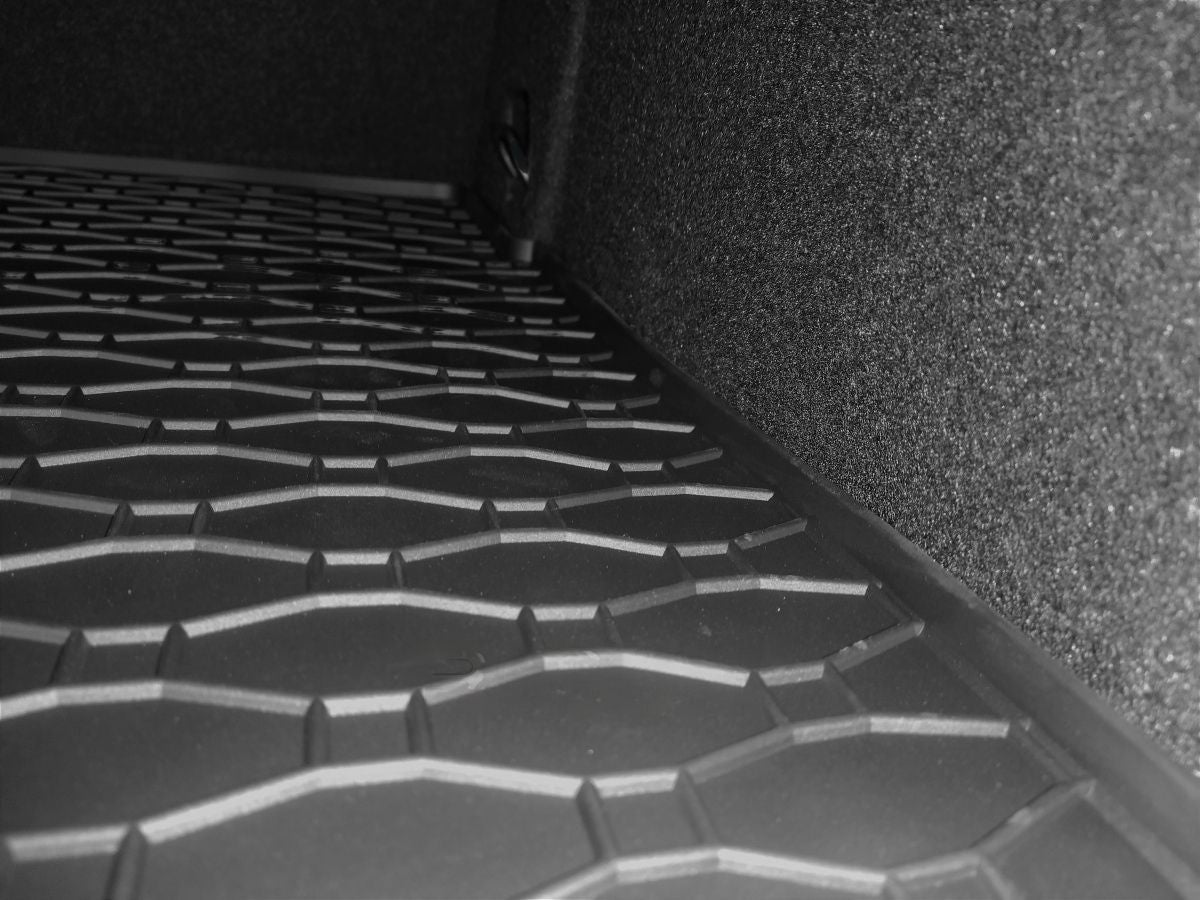 99B-437102 - Tappeto gomma baule - Volkswagen Golf VIII Hatchback dal 2020- , posizione baule (Posizione superiore)