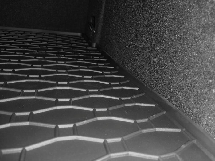 99B-437102 - Tappeto gomma baule - Volkswagen Golf VIII Hatchback dal 2020- , posizione baule (Posizione superiore)