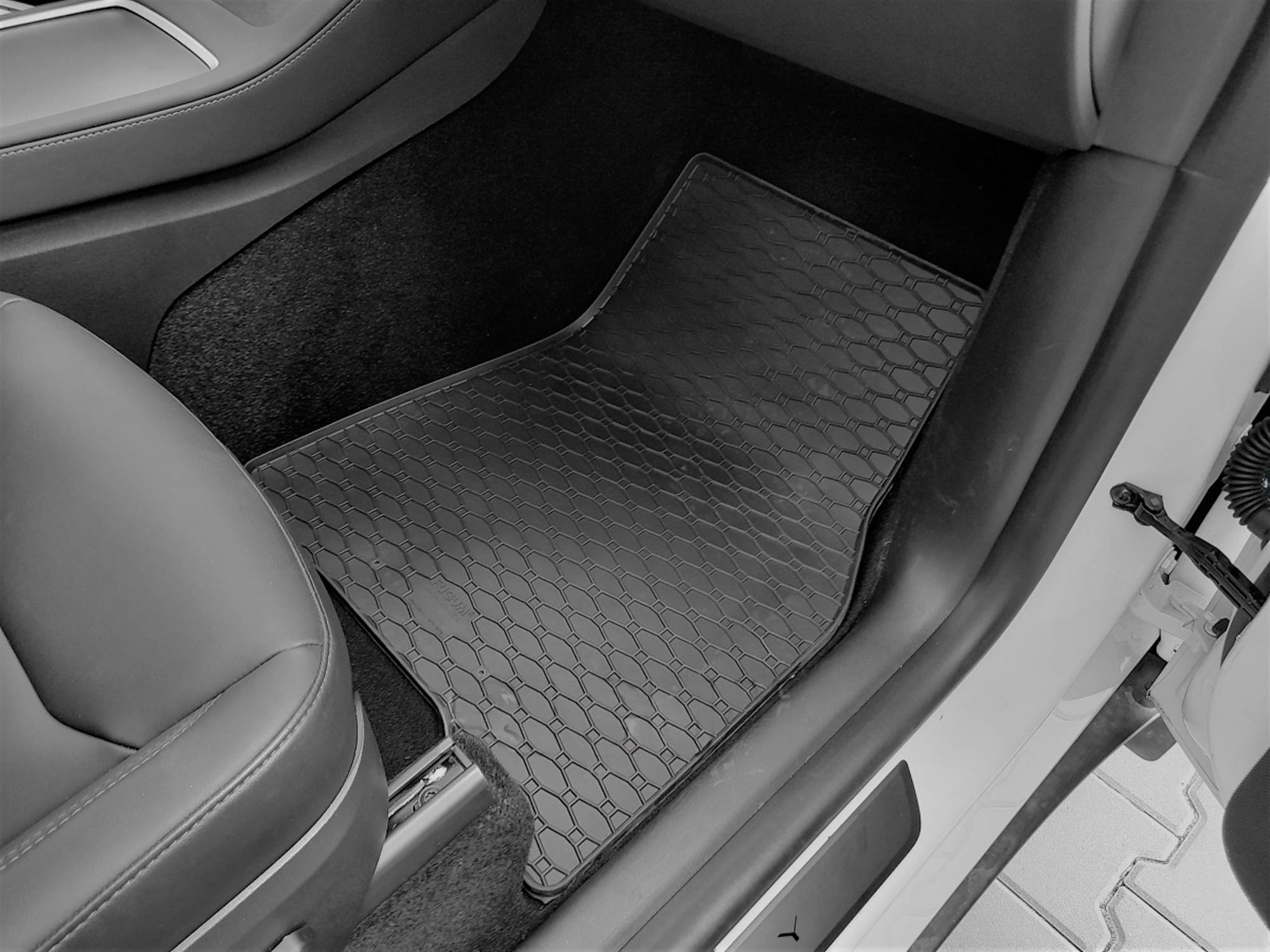 RIGUM905731 TESLA Model Y dal 2020 al 2025 Tappeti in Gomma Auto