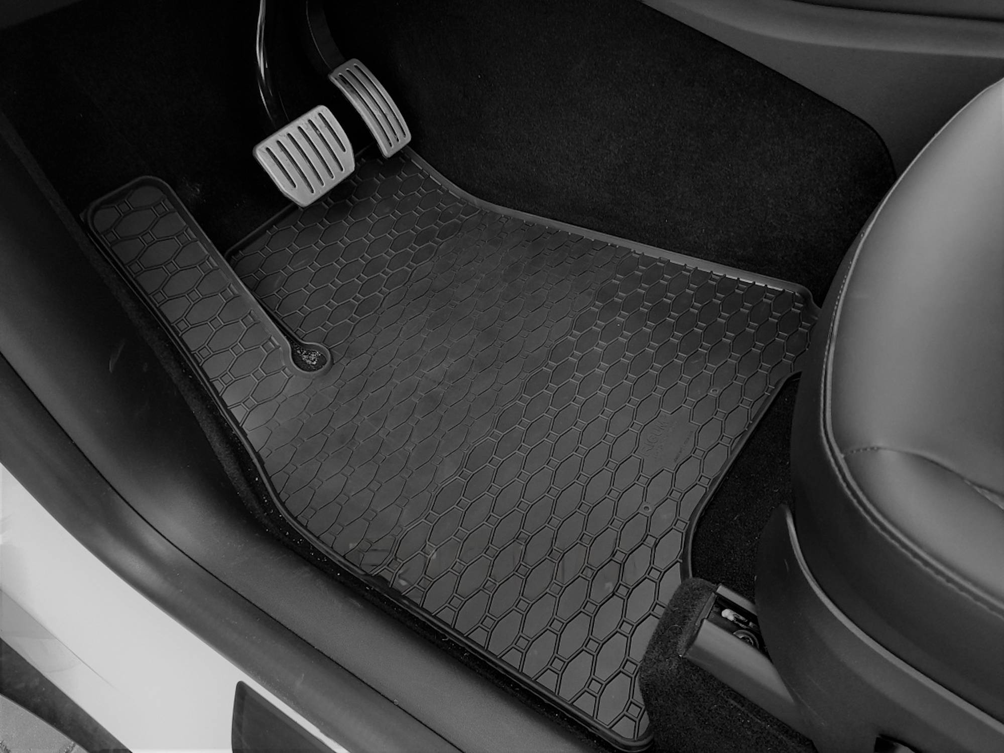 RIGUM905731 TESLA Model Y dal 2020 al 2025 Tappeti in Gomma Auto