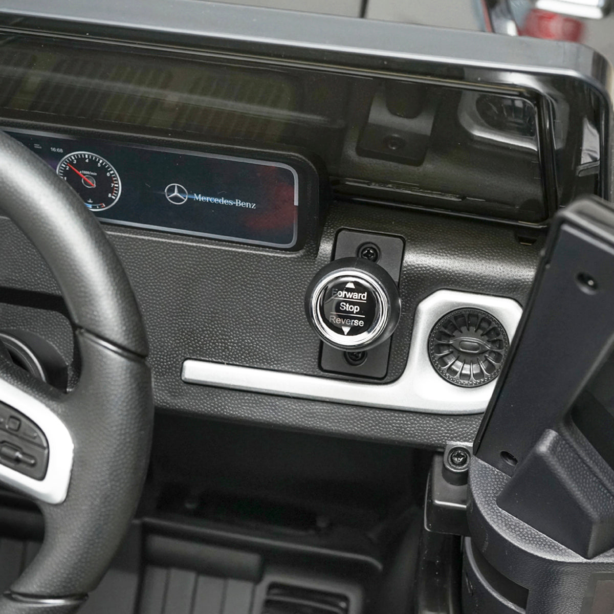 Auto elettrica con batteria 6V/7Ah e telecomando per bambini Mercedes G500 JJ2077 nera con sedile in pelle