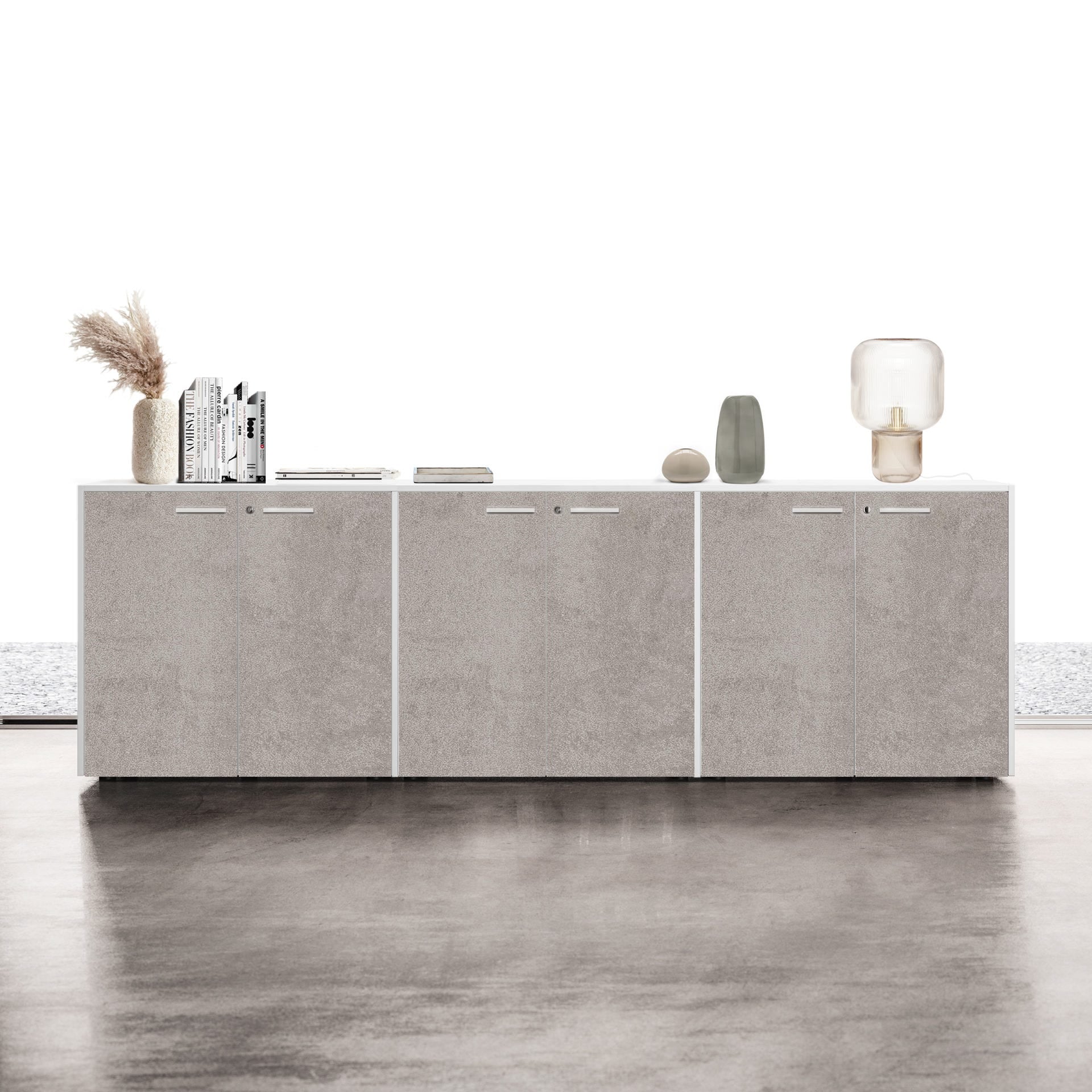 Arredo moderno operativo con scrivania, sedia, mobile basso per archivio documenti e cassettiera metallica