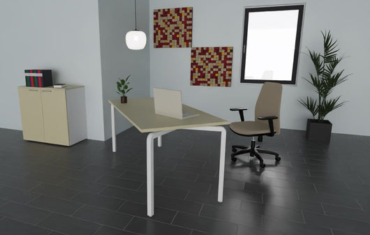 Arredo ufficio operativo moderno con scrivania con gambe metalliche, mobile con 2 ante e seduta con braccioli regolabili