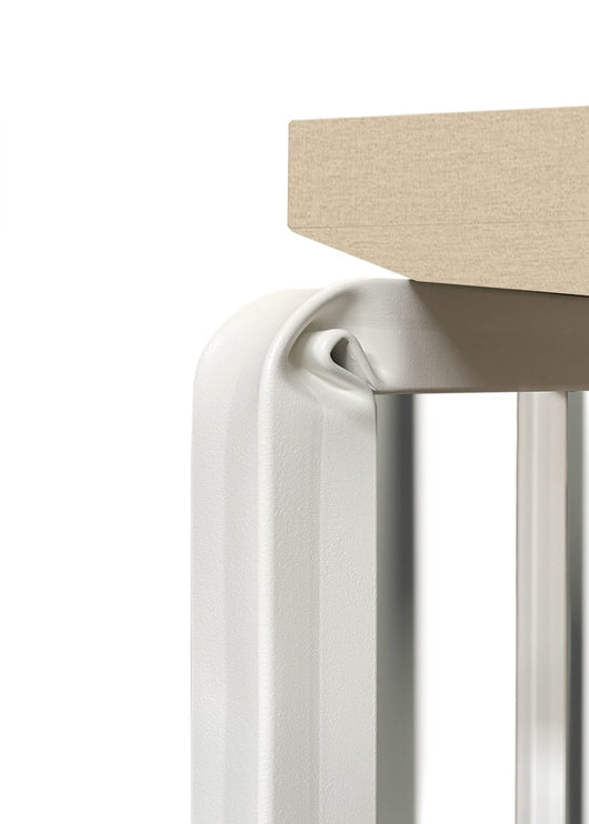 Arredo ufficio operativo moderno con scrivania con gambe metalliche, mobile con 2 ante e seduta con braccioli regolabili