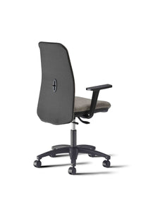 Arredo ufficio operativo moderno con scrivania con gambe metalliche, mobile con 2 ante e seduta con braccioli regolabili