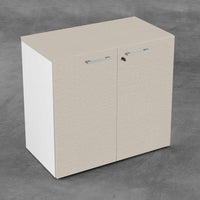 Arredo ufficio operativo moderno con scrivania con gambe metalliche, mobile con 2 ante e seduta con braccioli regolabili