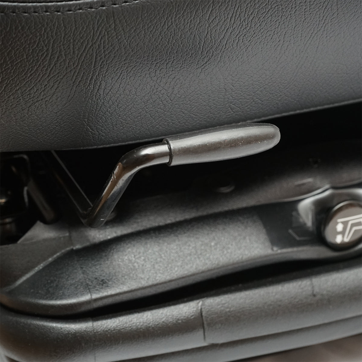 Sedile universale regolabile per trattore con cintura di sicurezza, braccioli e sospensione 800x610 mm