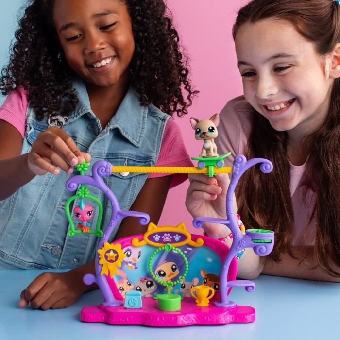 BANDAI - Littlest Pet Shop - Pets Got Talent Playset - Playset con 2 animali, decorazioni e accessori - BF00558