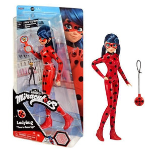 BANDAI - Miraculous Ladybug - Fashion Doll 26 cm - Coccinella con il suo telefono - Nuovo costume effetto vinile - P50028