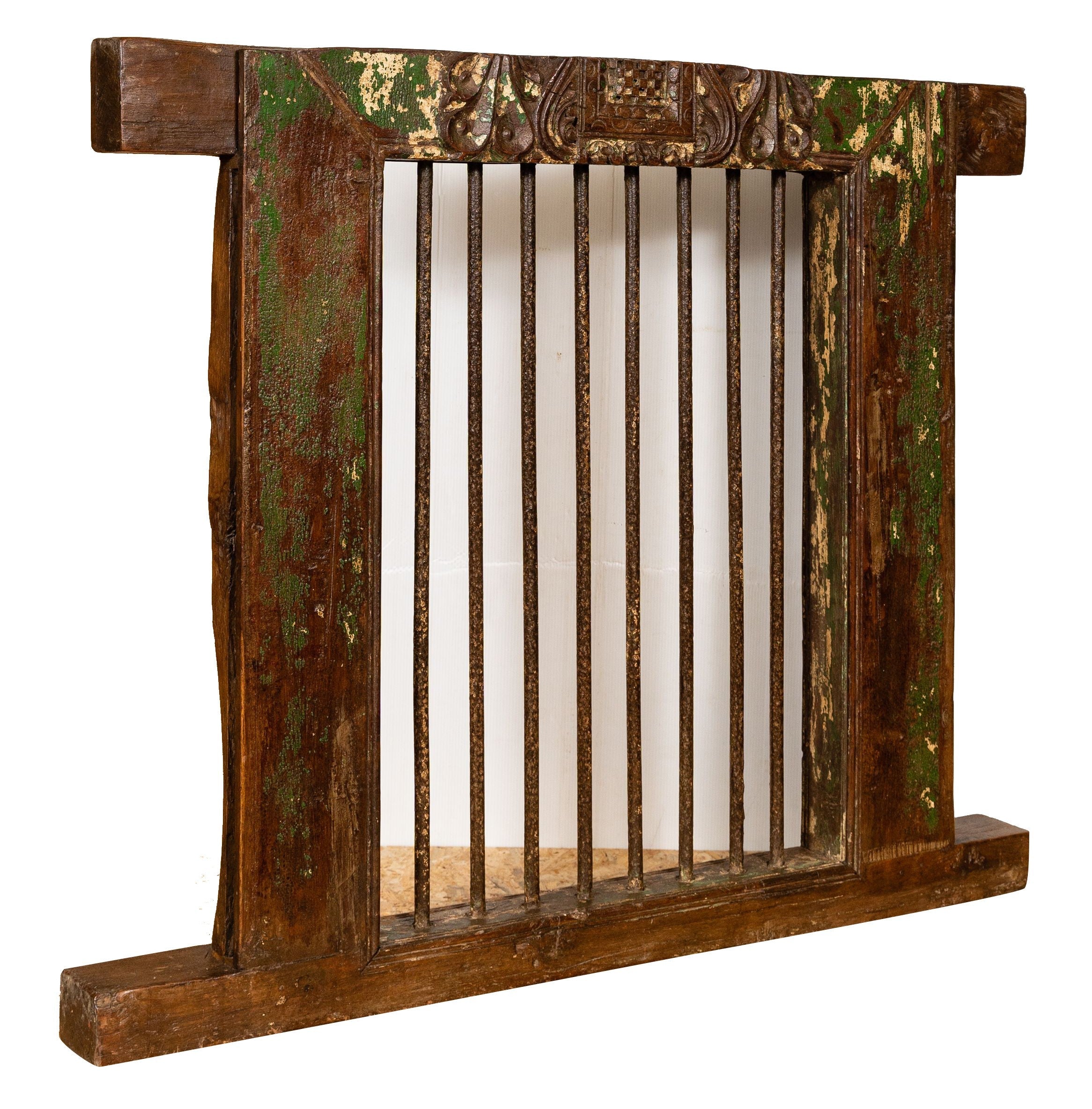 Biscottini Finestra finestrina grata in legno massello e in ferro antica e vecchia medievale con telaio da interno o da esterno