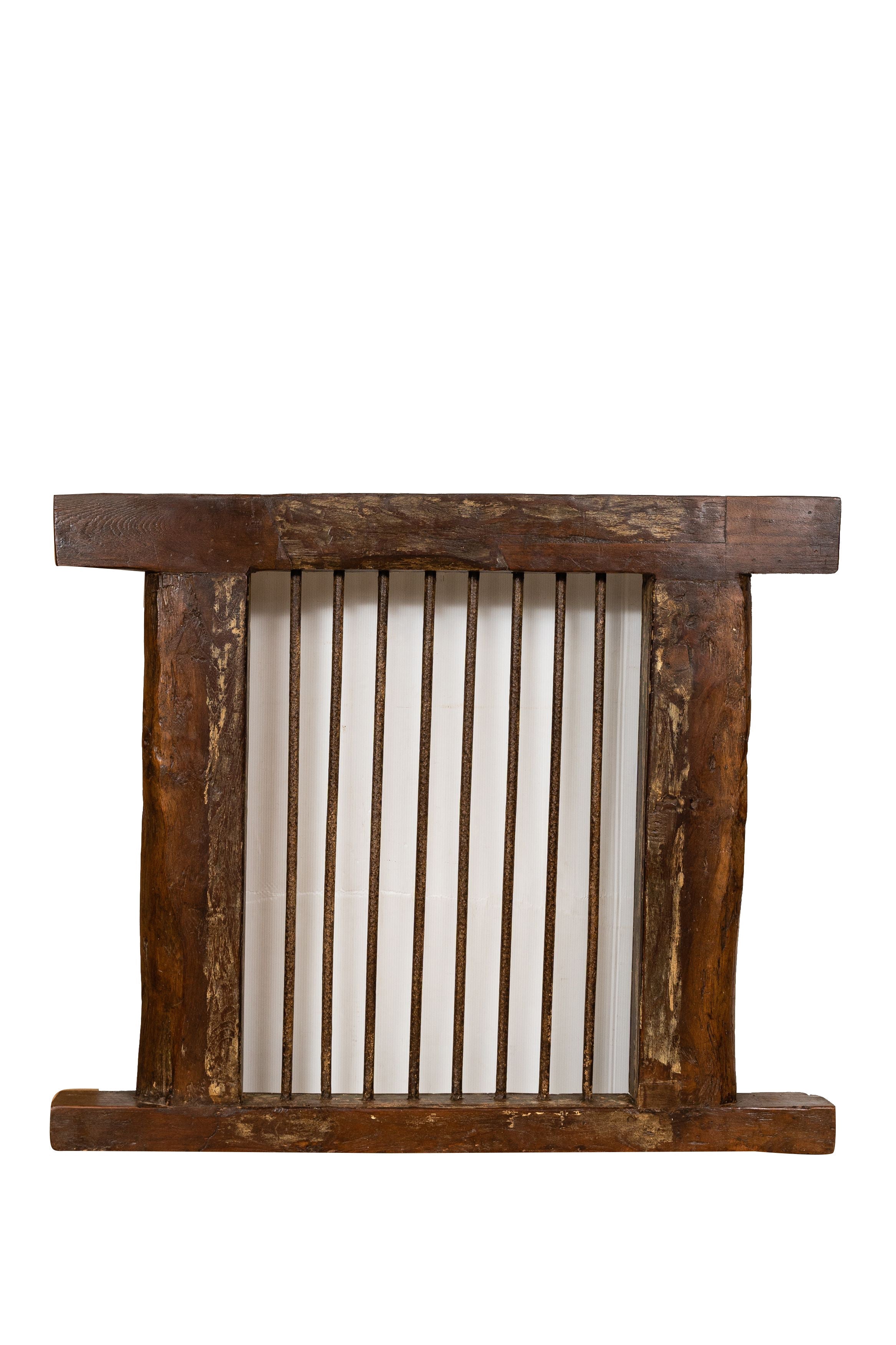 Biscottini Finestra finestrina grata in legno massello e in ferro antica e vecchia medievale con telaio da interno o da esterno