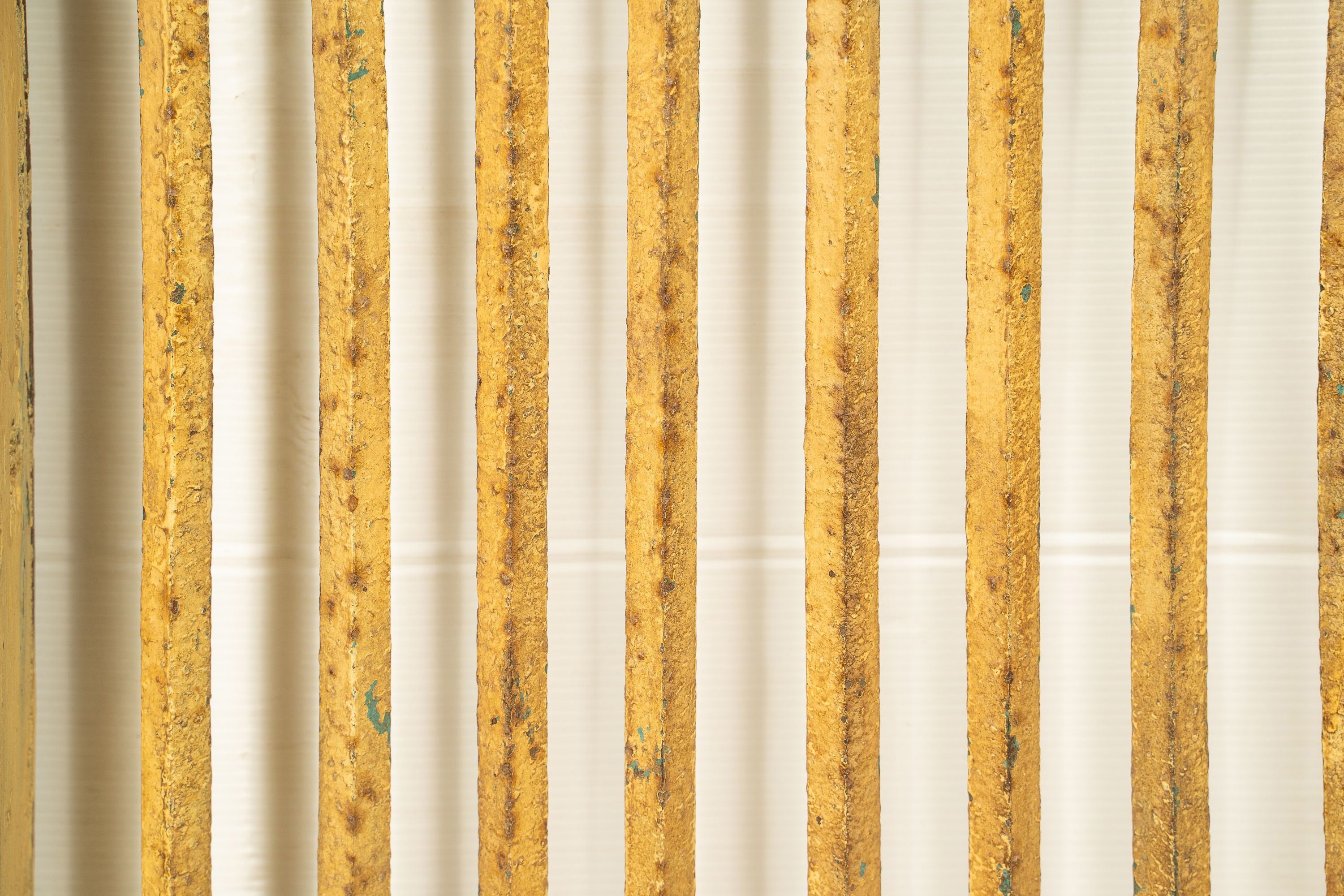 Biscottini Finestra finestrina grata in legno massello e in ferro antica e vecchia medievale con telaio da interno o da esterno