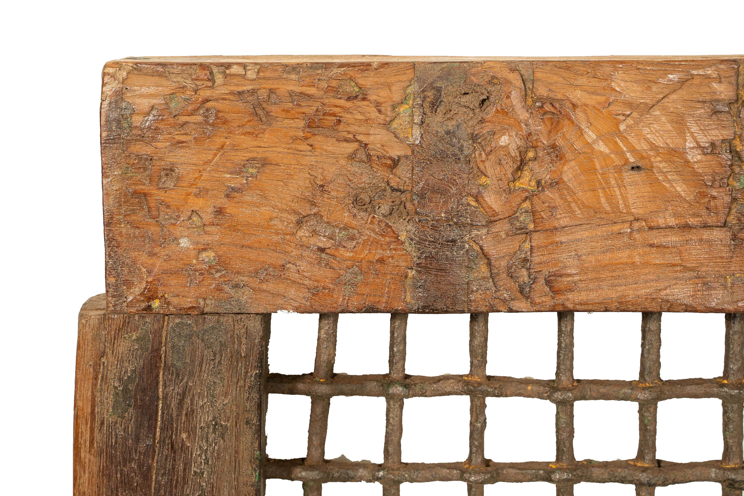 Biscottini Finestra finestrina grata in legno massello e in ferro antica e vecchia medievale con telaio da interno o da esterno