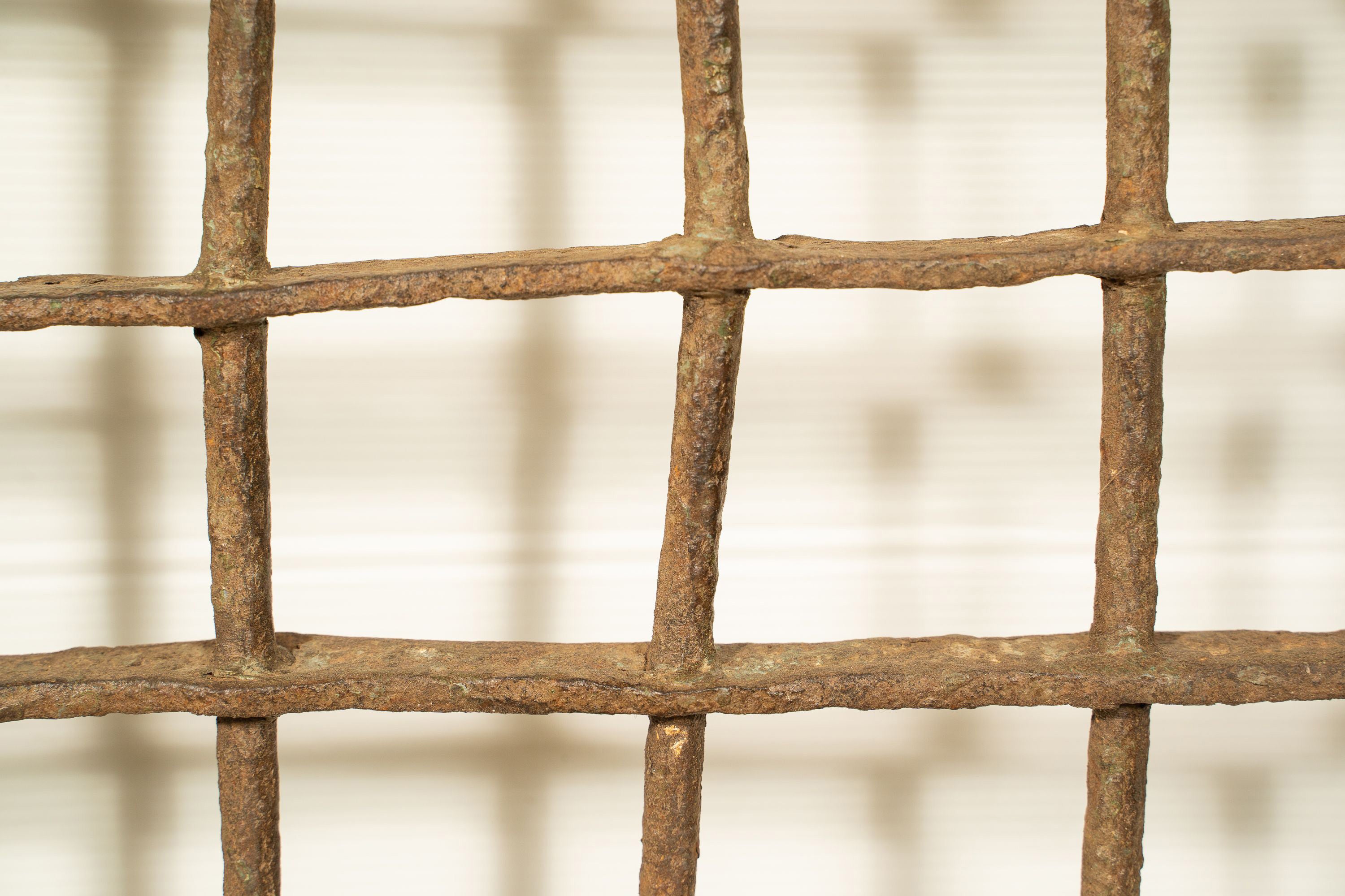 Biscottini Finestra finestrina grata in legno massello e in ferro antica e vecchia medievale con telaio da interno o da esterno