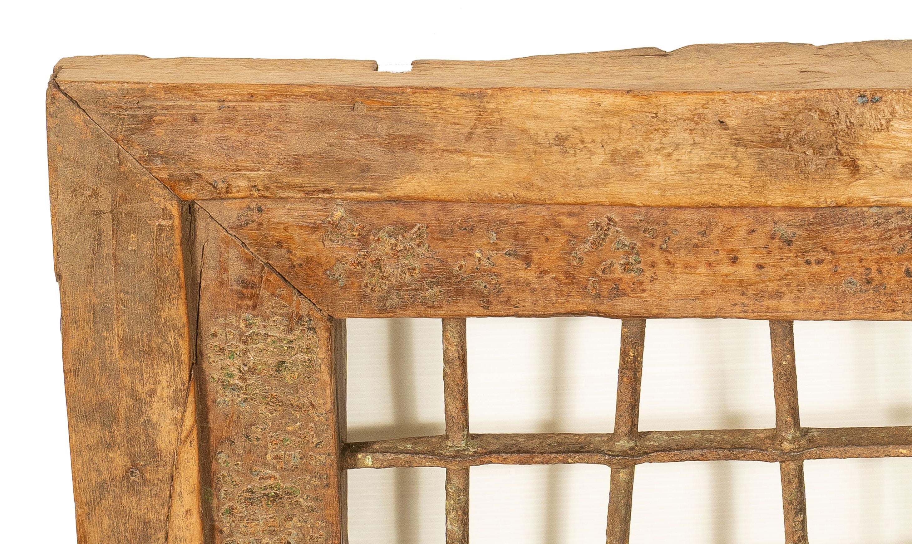 Biscottini Finestra finestrina grata in legno massello e in ferro antica e vecchia medievale con telaio da interno o da esterno