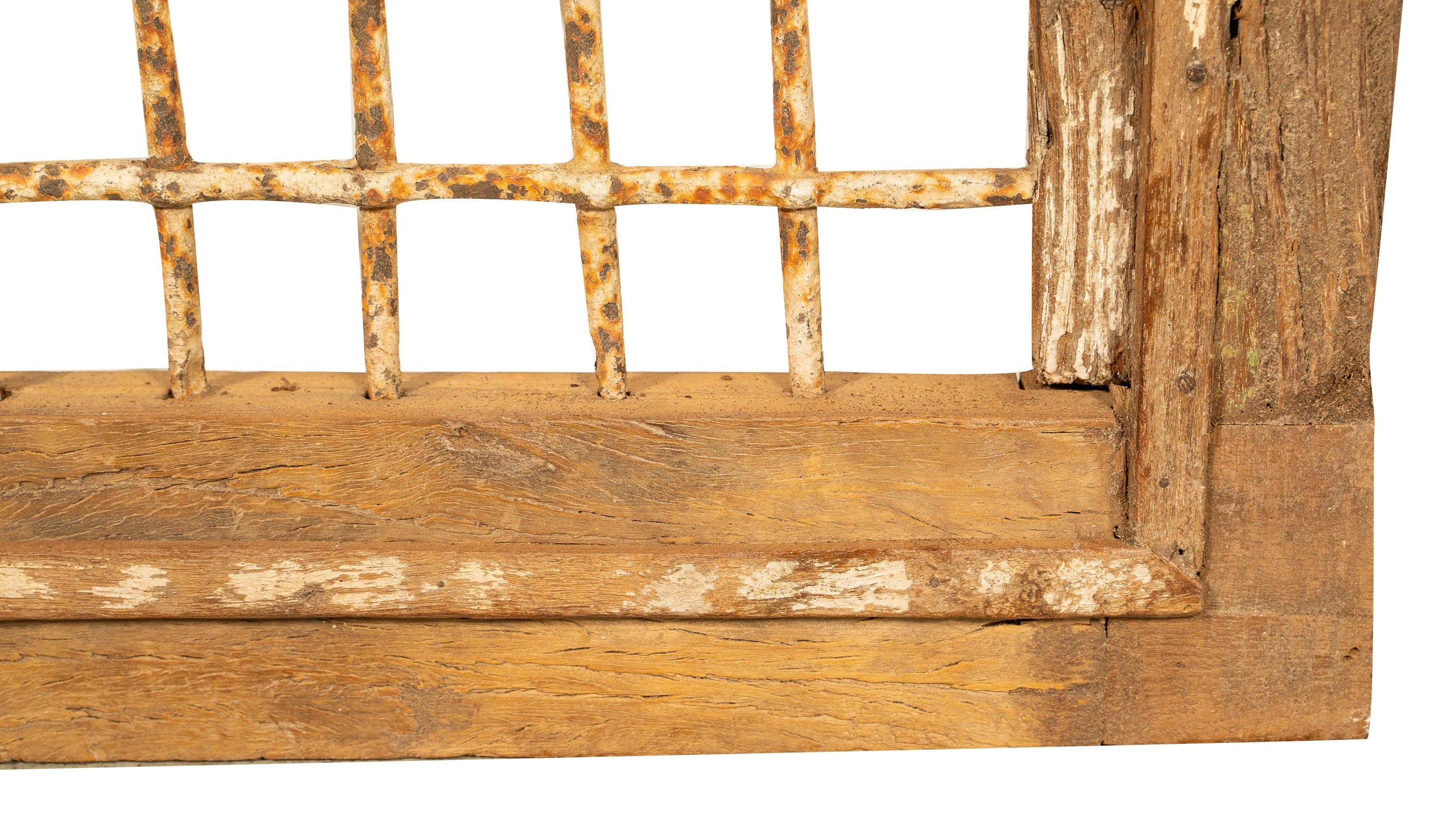 Biscottini Finestra finestrina grata in legno massello e in ferro antica e vecchia medievale con telaio da interno o da esterno