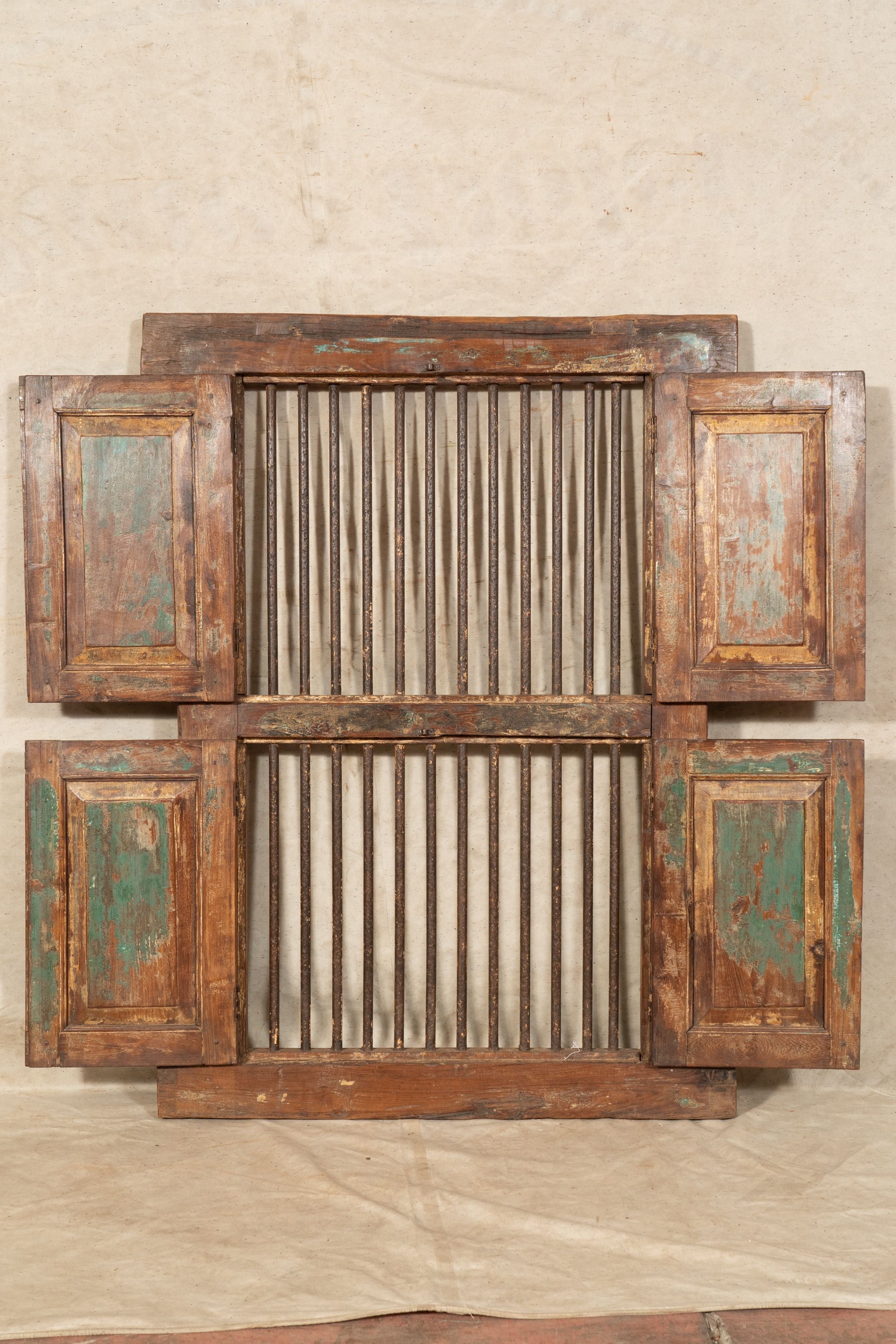 Biscottini Finestra finestrina grata porta in legno massello e in ferro antica e vecchia con telaio da interno o da esterno