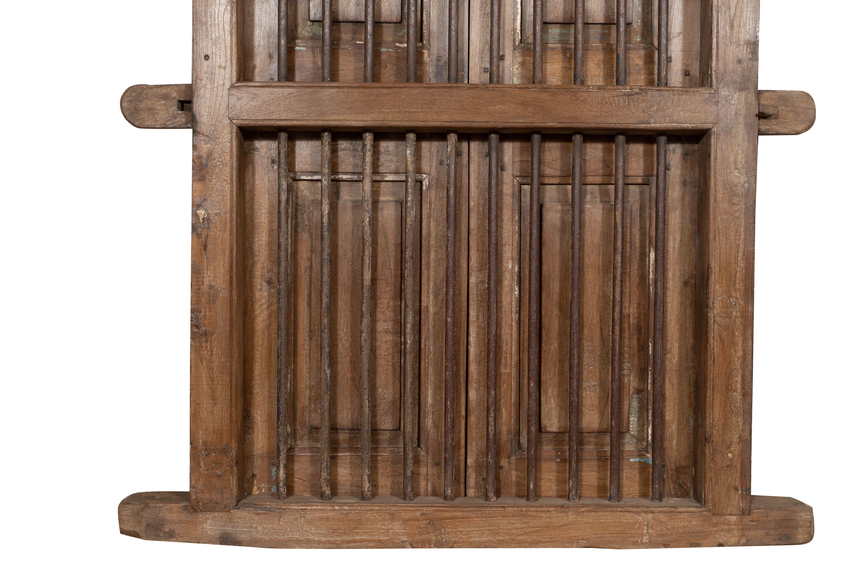 Biscottini Finestra finestrina grata porta in legno massello e in ferro antica e vecchia con telaio da interno o da esterno