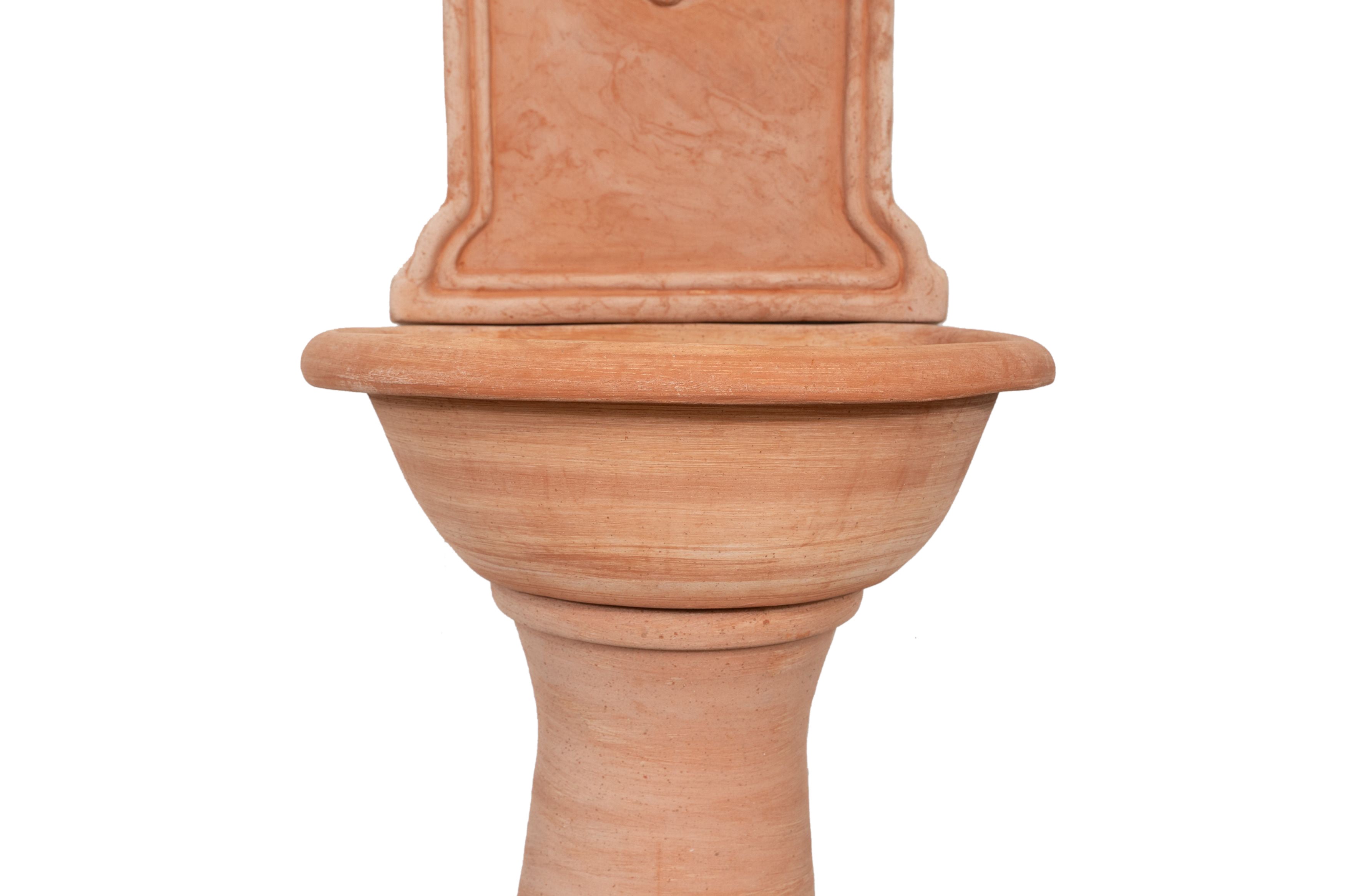 Biscottini Fontana a muro invecchiata in terracotta toscana a base piccola 100% Made in Italy interamente Lavorata a Mano