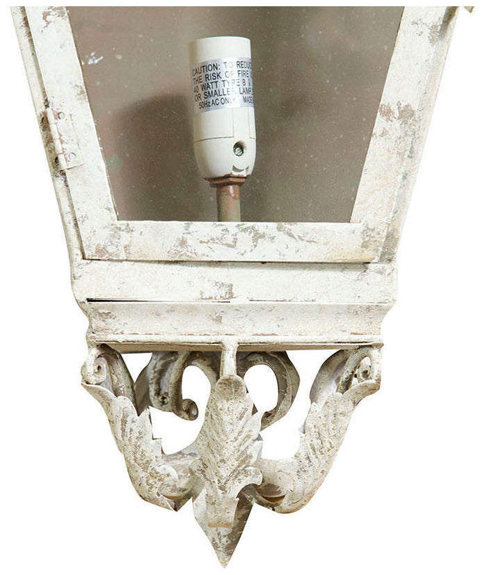 Biscottini Lampada applique a muro elettrificata in ferro battuto finitura bianca anticata L28xPR16,5xH61,5 cm